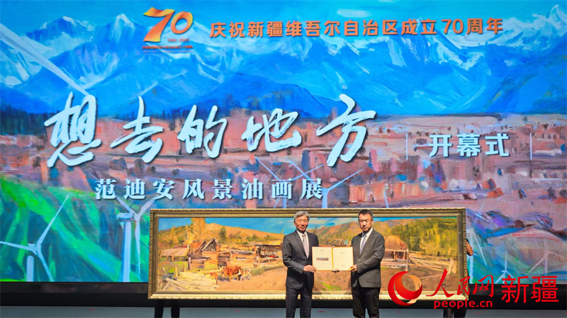活动现场，范迪安先生向新疆美术馆、新疆画院捐赠美术作品。人民网 李欣洋摄