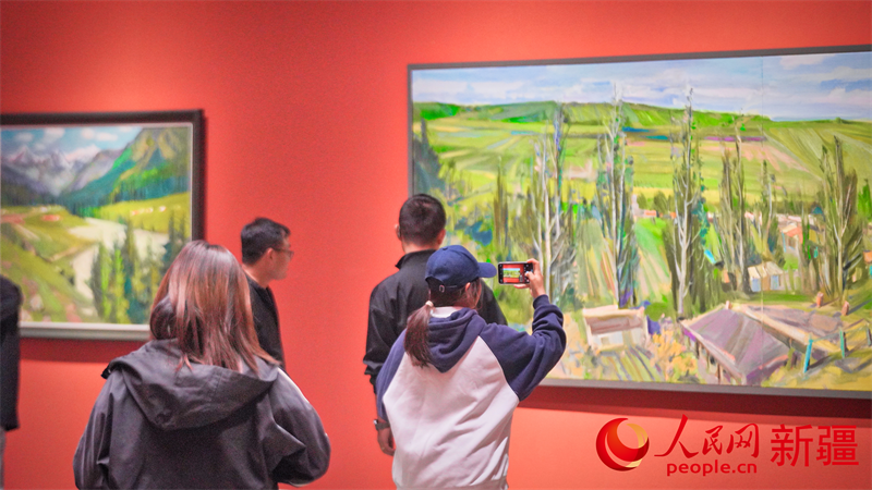 游客参观展览。人民网 李欣洋摄